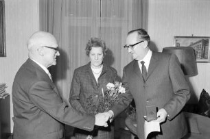Verleihung des Bundesverdienstkreuzes an den geschäftsleitenden Beamten des Bundesverfassungsgerichts, Oberamtsrat a.D. Heinrich Bloch.