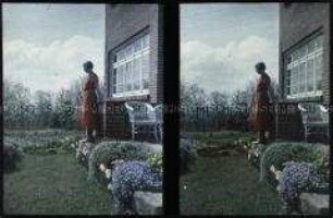Frau im Garten eines Wohnhauses in Auerbach