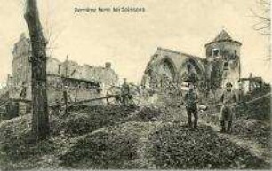 Deutsche Soldaten vor Ruine bei Soissons