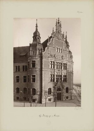 Amtsgericht, Berlin-Neukölln: Hauptfassade mit Eingang