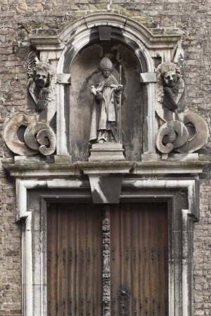 Portalbekrönung Statue