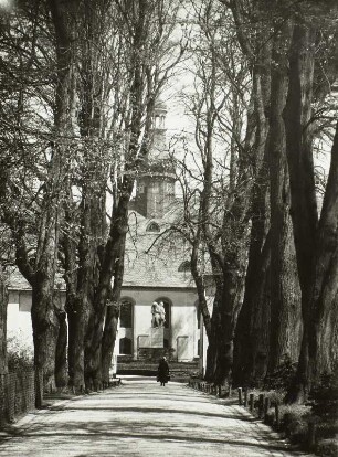Annaberg-Buchholz. Kirchhof. Blick zum Denkmal für die Gefallenen des 1. Weltkrieges