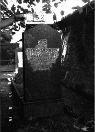 Grabstein 152 (Index: 100105277) Material: Granit Zustand: gut Maße HxBxT: 116x45x10 cm Beschreibung: Stele, Sockel, geschwungener Abschluß: Grabstein 152