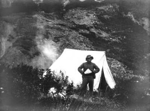 Camping im Tal des Rio Reyes : Portrait eines Mannes vor einem Zelt