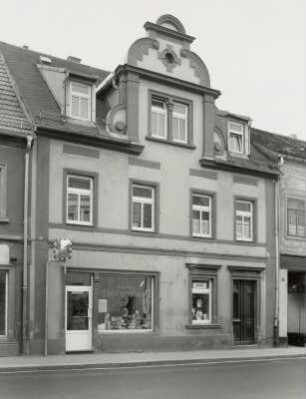 Mügeln, Wohnhaus mit Laden : Mügeln (Kreis Oschatz), Wohnhaus mit Laden, Dr.-Friedrichs-Straße 10, 19. Jahrhundert, Straßenansicht
