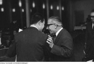 Verleihen einer Auszeichnung, 1968/69
