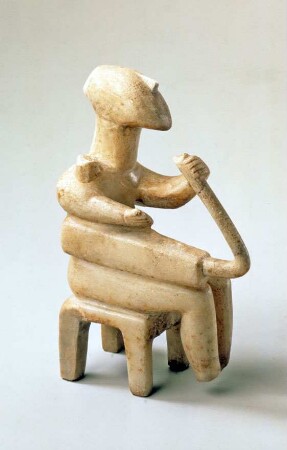 Sitzender Harfenspieler