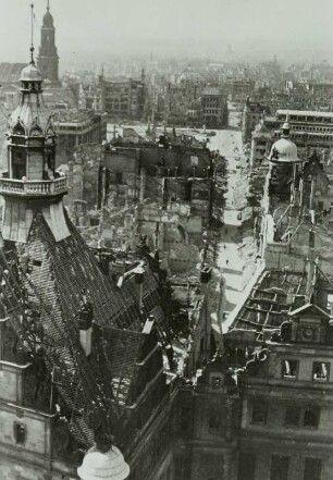 Dresden. Blick vom Turm der Katholischen Hofkirche nach Süden über die Trümmer der Innenstadt - Georgentor, Schloßstraße, Altmarkt