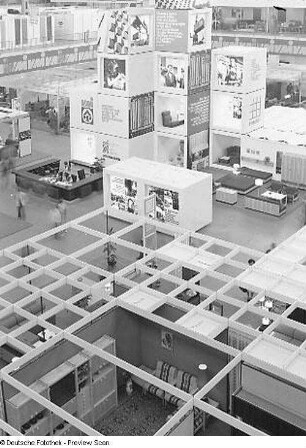 Raumaufnahme mit Ausstellungskojen