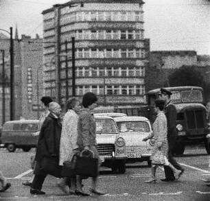 Berlin-Mitte, Alexanderplatz. An einer Ampel die Straße überquerende Fußgänger