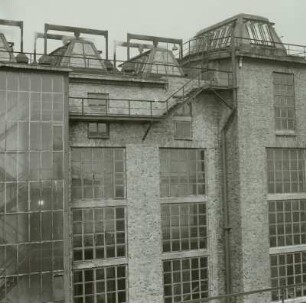 VE Braunkohlenkombinat Senftenberg, Brikettfabrik Sonne (I 1952-1954, II 1961-1962). Abschnitt Trocknung / Trockenkohlebehandlung. Brüdenschlote (Sonne I) mit Innen- und Außenabtragung der Elektrofilter : Freienhufen. VE Braunkohlenkombinat Senftenberg, Brikettfabrik Sonne (I 1952-1954, II 1961-1962). Abschnitt Trocknung / Trockenkohlebehandlung. Brüdenschlote (Sonne I) mit Innen- und Außenabtragung der Elektrofilter