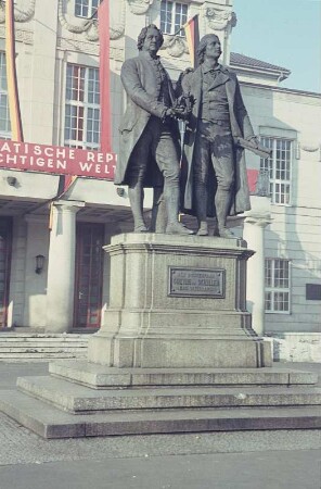 Weimar. Goethe- und Schiller-Denkmal vor dem Nationaltheater