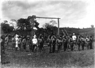 Exekution von Eingeborenen : Deutsch-Ostafrika (heute: Tansania). Moshi. Exekution von Eingeborenen am Galgen im Beisein von deutschen Kolonialbeamten und Askaris, 1889