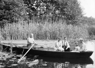 Mark: Mami und ich (Willy Pragher) im Fischerkan, Toni Baum