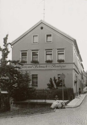 Markneukirchen, Wohnhaus mit Laden : Markneukirchen (Vogtlandkreis), Wohnhaus mit Laden, Kirchstraße 1, um 1840, Straßenansicht, Giebelseite