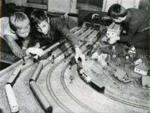 Schüler der POS "Juri Gagarin" Pirna spielen mit einer Modelleisenbahn