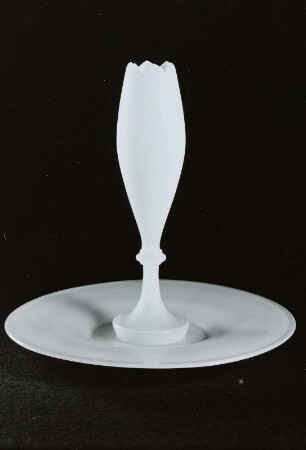 Vase mit Teller