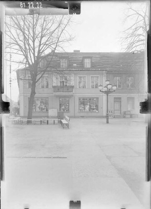 Potsdam, Otto-Nuschke-Straße (Lindenstraße) 51. Wohnhaus mit Laden. Straßenfront