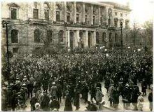 Demonstration vor dem Abgeordnetenhaus während des Reichsrätekongresses