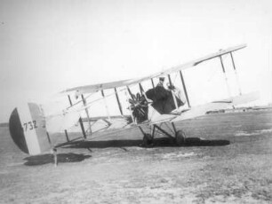 Doppeldecker (um 1910/1914) der französischen Luftstreitkräfte. Seitenansicht mit Pilot. Berlin-Johannisthal (?), Flughafen