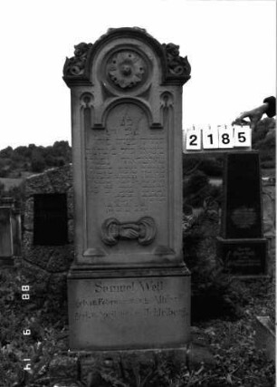 Grabstein 2185 (Index: 100097206) Maße HxBxT: 180x55x24 cm Symbolik: Blumenkranz, Hände der Treue: Grabstein 2185