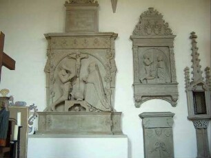 Chorraum Innen-Nordwand- Epitaphien mit Laudatio und halbplastischen Personendarstellungen sowie Sakramentsschrein