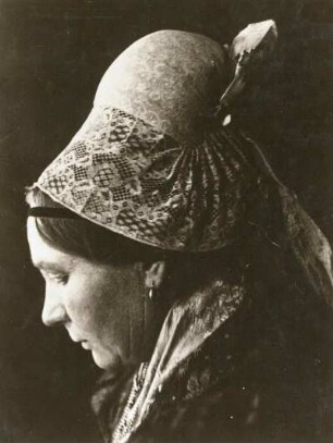 Egerland. Egerländerin mit Drahthaube als Kopfbedeckung, Kopf, seitlich gesehen