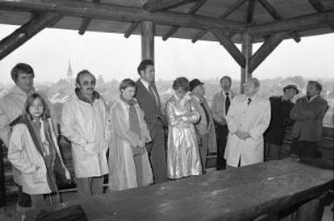 Übergabe der auf dem "Holzbierebuckel" bei Knielingen errichteten Holzhütte an den Bürgerverein Knielingen