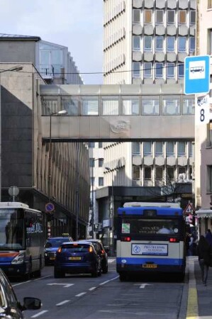 Luxemburg - Verkehrsstau : In den engen Straßen der Altstadt herrscht ständig Verkehrsstau, aufgenommen am 29. März 2010 in Luxemburg, Hauptstadt des Großherzogtums