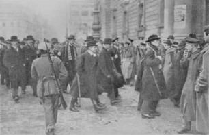 Revolution Berlin 1918. Bewaffnete Arbeiter besetzen den Marstall