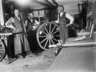 Erlau-Kleinmilkau, Stellmacherei Berthold, Arbeiter mit Wagenrad : Erlau-Kleinmilkau. Stellmacherei Berthold, Arbeiter mit Wagenrad