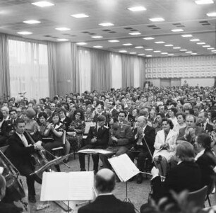 Festveranstaltung im Speisesaal : VEB Maschinen- und Apparatebau Grimma. Festveranstaltung im Speisesaal mit klassischer Musik
