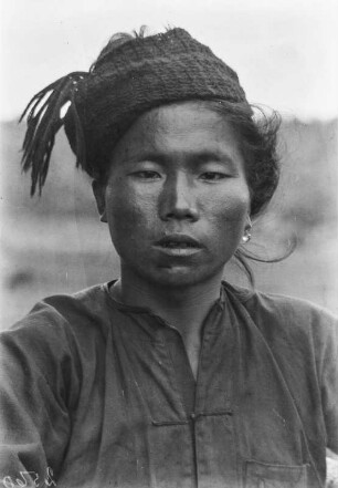 Mann der Kachin mit Kopfbedeckung (Deutsche Indien-Expedition 1926/1929 - 3. Myanmar)