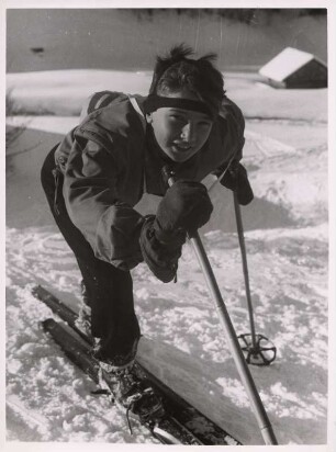 Hitlerjunge beim Skifahren