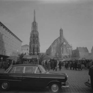 Nürnberg. Hauptmarkt mit Schönem Brunnen und Frauenkirche