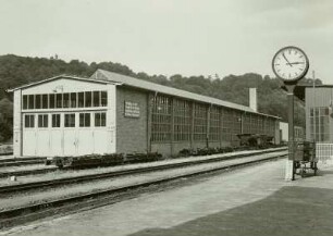 Bahnhof Freital-Potschappel, Wagenausbesserungshalle. Schrägansicht vom Bahnsteig, im Vordergrund Bahnhofsuhr : Freital-Potschappel. Bahnhof Freital-Potschappel, Wagenausbesserungshalle. Schrägansicht vom Bahnsteig, im Vordergrund Bahnhofsuhr