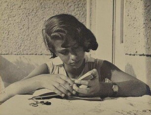 Tanja Jasny, die Schwester der Fotografin, in der Wohnung ihrer Mutter in Berlin