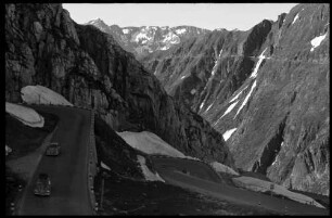 Gotthardstraße, Serpentinen der Gotthardstraße mit Bergspitzen