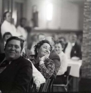 NAK. Veranstaltung : VEB Nahrungsmittelkombinat Albert Kuntz Wurzen. Portrait einer NAK Arbeiterin bei einer Veranstaltung in der Kantine