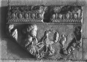 Fragment eines römischen Reliefs: Victoria mit Kranz?
