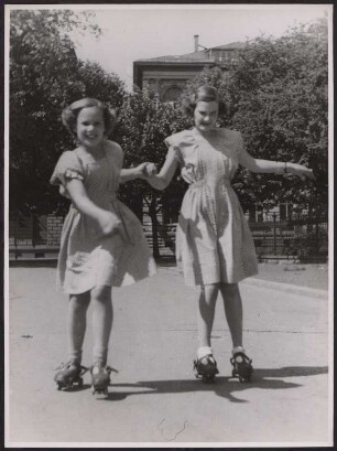 Mädchen beim Rollschuhfahren