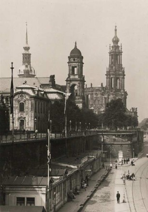 Dresden. Blick zur Brühlschen Terrasse und von links nach rechts: Sekundogenitur, Ständehaus, Schlossturm und der katholischen Hofkirche