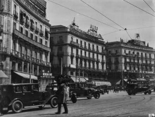 Die Puerta del Sol : Aufnahme auf der Puerta del Sol mit Automobilen