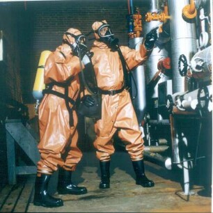 Lübeck. Drägerwerk AG & Co. KGaA. Atemschutzanzüge im Einsatz