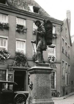 Münster, Denkmal des westfälischen Kiepenkerls : Münster, Spiekerhof. Denkmal des westfälischen Kiepenkerls (Bronze, Stein, 1896)