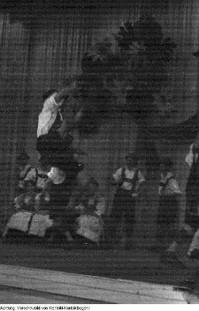 Dresden, Staatliches Volkskunstensemble der DDR. Darbietungen von Tänzern, Chor und Kapelle, April 1956