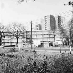 Segeberger Chaussee: Wohngebäude bei der Einmündung des Glashütter Damms, dahinter Wohnhochhäuser des Ebereschenweges: Blick Richtung Norden