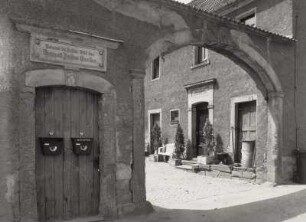 Brabschütz-Merbitz, Merbitzer Ring 2. Bauernhof (2. H. 19. Jh.). Toranlage (bez. 1869). Blick zum Seitengebäude (bez. 1855),