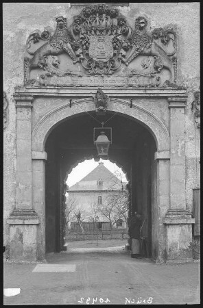Augustusburg. Tor im Schloßhof Augustusburg mit Blick nach den Brunnenhaus : Augustusburg. Tor im Schlosshof