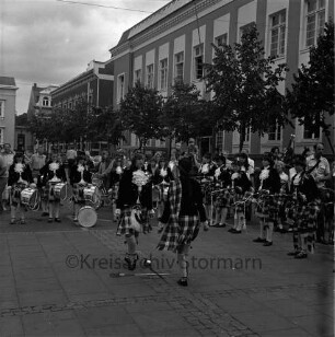 Markt: Vorführung der "Havering Girl Pipers" aus Großbritannien: in schottischer Kleidung, mit Trommeln und Dudelsack: vorne zwei Mitglieder bei Tanz: Zuschauer: hinten Hagenstraße, hinten links Historisches Rathaus
